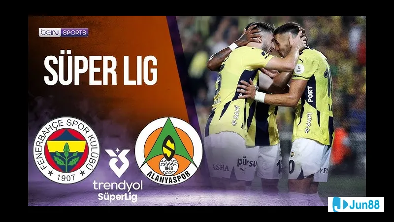 Cầu thủ Fenerbahce và Alanyaspor tranh chấp bóng trên sân cỏ