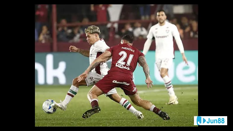 Cầu thủ Fluminense và Lanus tranh chấp bóng trên sân cỏ