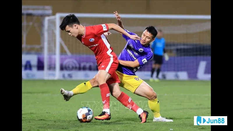 Hai đội Hà Nội và Viettel đang tranh tài gay gắt trên sân cỏ